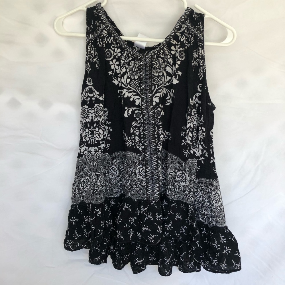 Black and white design top